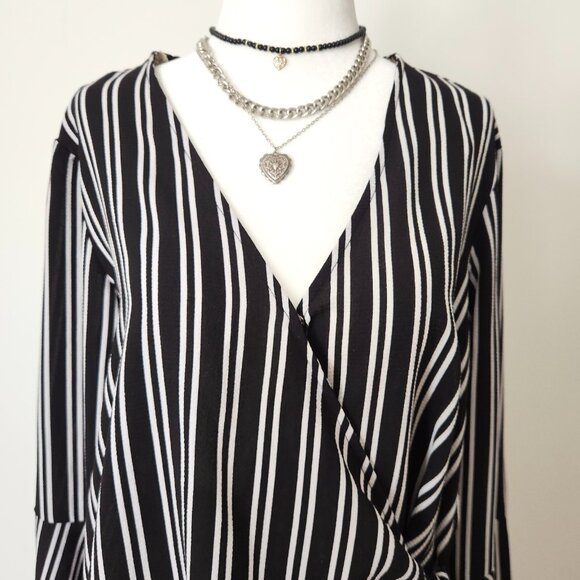 Striped Bell Sleeve Wrap Top Mediumβ Black White Boho Flowy Goth Chloe & Katie - Picture 4 of 13